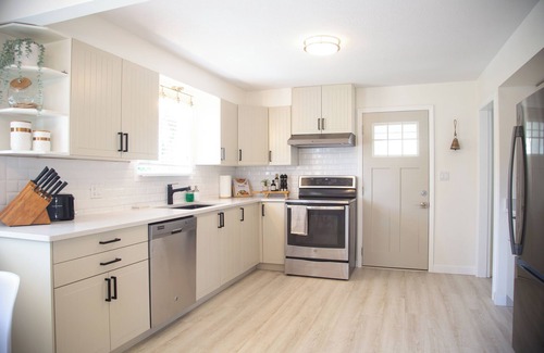 Sappertown House | Modern Cozy Family Home-3 bedroom, Free Parking-Walk to Restaurants-RC Hospital