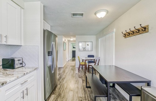 Carver City - Lincoln Gardens House | Modern & Cozy - Family Friendly | Ace Location