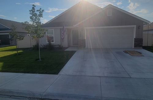 Nampa House | Modern Cozy Farm House with AC, WiFi in delightful Nampa