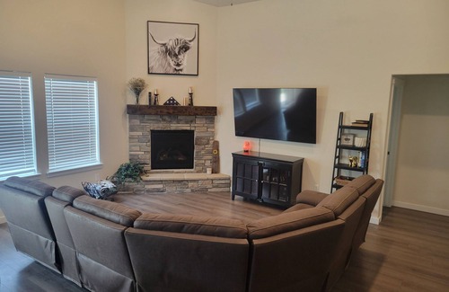 Nampa House | Modern Cozy Farm House with AC, WiFi in delightful Nampa