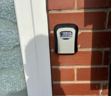 Rawcliffe House | Modern & Cozy Gem - 10min to City Center - Parking