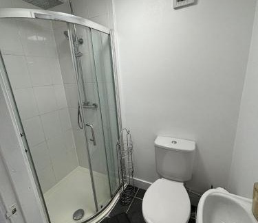 Rawcliffe House | Modern & Cozy Gem - 10min to City Center - Parking