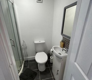 Rawcliffe House | Modern & Cozy Gem - 10min to City Center - Parking