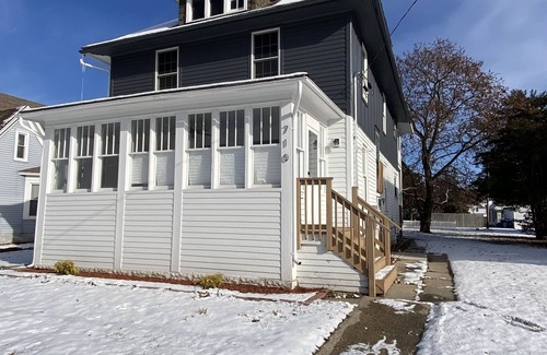 DeKalb House | Modern, Cozy, Getaway Home in Dekalb - 5 mins away from NIU