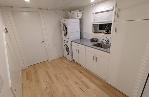 Fernwood House | Modern, cozy home in quiet, walkable, central location