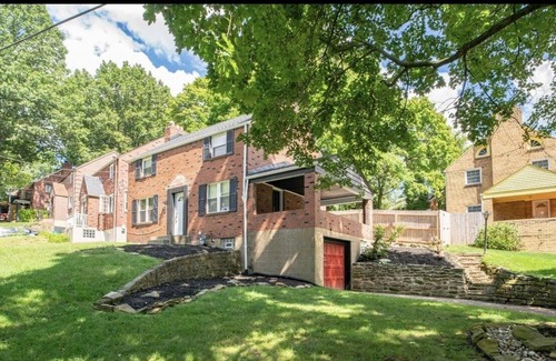 Wilkinsburg House | Modern Cozy House 3 Bedroom with Gameroom
