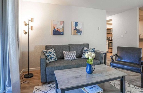 Bridle Trails Condo | Modern & Cozy Microsoft Campus Condo with Parking