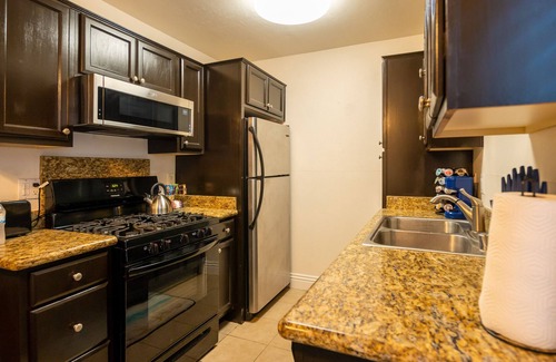 Lincoln Acres Condo | Modern & Cozy ~Mins to the Beach ~ Queen Beds~ Pkg
