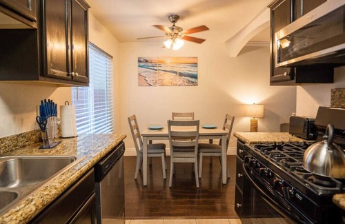 Lincoln Acres Condo | Modern & Cozy ~Mins to the Beach ~ Queen Beds~ Pkg