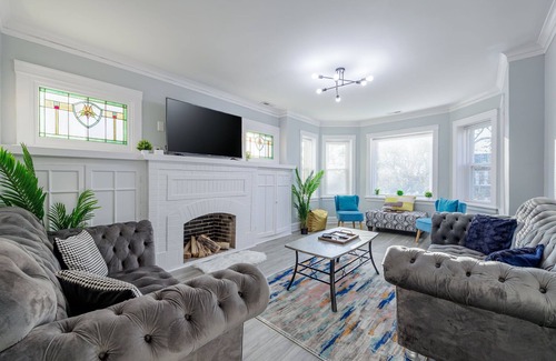Berwyn Apartment | Modern & Cozy near MDW & ORD ~ Queen Beds, Parking