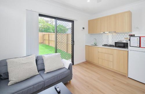 Kuraby House | Modern Cozy New-Build Studio Haven with Free Parking