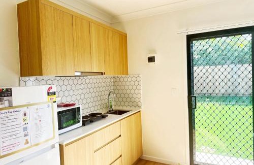 Kuraby House | Modern Cozy New-Build Studio Haven with Free Parking