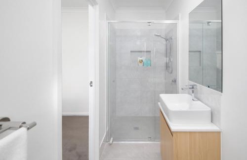 Kuraby House | Modern Cozy New-Build Studio Haven with Free Parking