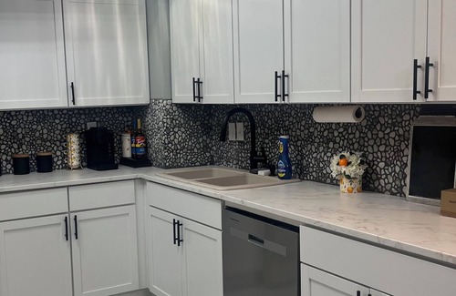 Pauline House | Modern Cozy Retreat in Topeka, 4-bedroom