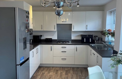 Wolverhampton House | Modern Cozy Room in 4BR Home