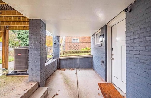 Fairlawn Apartment | Modern & Cozy Suite Centrally Located Free Parking
