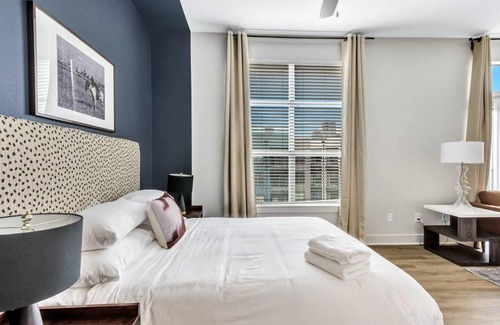 Deep Ellum Apartment | Modern CozySuites with pool, gym, parking! #05