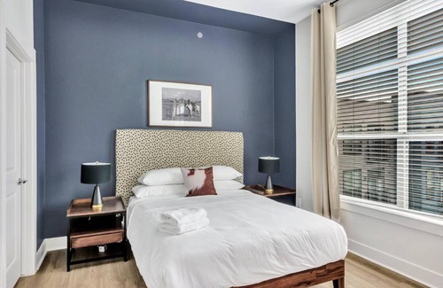 Deep Ellum Apartment | Modern CozySuites with pool, gym, parking! #05