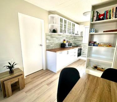 Crestwood Apartment | Modern Crestwood Retreat - 2BR Near Canberra City