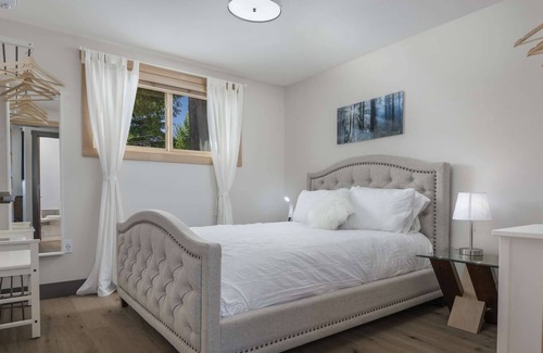 Dundee House | Modern Custom Vineyard Cottage, Epic Views, Huge Decks, BBQ, Ping Pong, EV Charger, Walk to Wineries