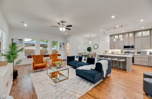 West Dallas House | Modern Dallas Home near Downtown!Fun Backyard with BBQ, Firepit & TankPool!