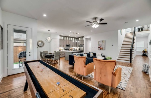 West Dallas House | Modern Dallas Home near Downtown!Fun Backyard with BBQ, Firepit & TankPool!