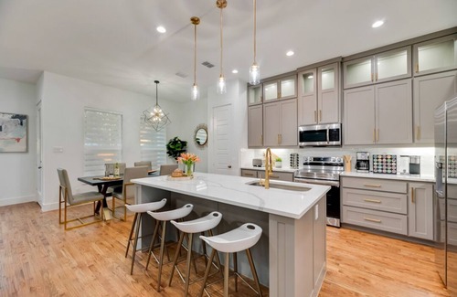 West Dallas House | Modern Dallas Home near Downtown!Fun Backyard with BBQ, Firepit & TankPool!
