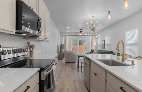 Dallas Hotel | Modern Dallas Townhouse -Ideal for Families & Groups -Near Downtown & Deep Ellum