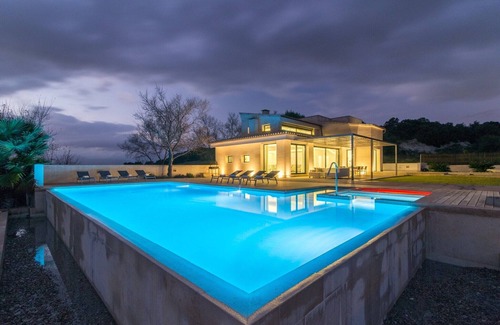 Muro Villa | Modern Dalt Son Morro Villa with Hot Tub
