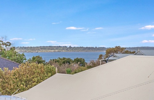 Dawesville House | Modern Dawesville Foreshore Family Escape with Views