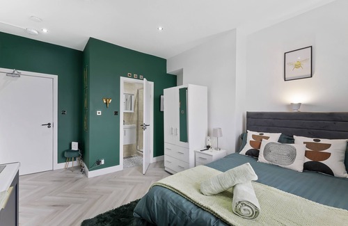 Hanger Hill Apartment | Modern-day Safari Manor En-suite in Central 1 bed w/free parking