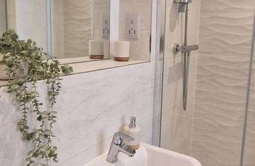 Willen Apartment | Modern Delphi 2 bed Apartment, En Suit, Balcony