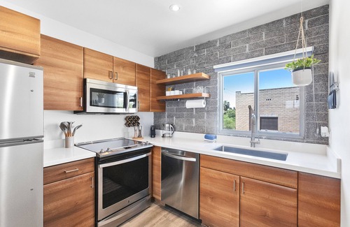 Roosevelt Apartment | Modern Designer Studio with Pool
