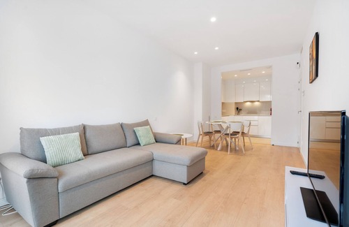 El Besos i el Maresme Apartment | Modern Diagonal Mar Oasis: 2BR Apartment with Pools & Parking
