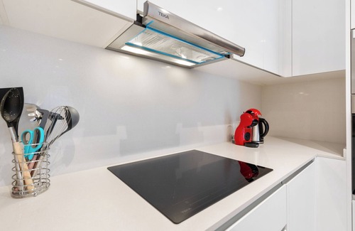 El Besos i el Maresme Apartment | Modern Diagonal Mar Oasis: 2BR Apartment with Pools & Parking