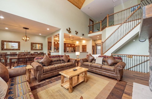 Waterfront Greens House | Modern Dog Friendly Lodge w/Pool & Hot Tub