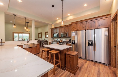Waterfront Greens House | Modern Dog Friendly Lodge w/Pool & Hot Tub
