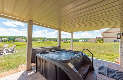Waterfront Greens House | Modern Dog Friendly Lodge w/Pool & Hot Tub