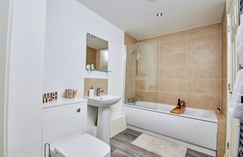 Fallowfield Apartment | Modern Double En-suite - Parking