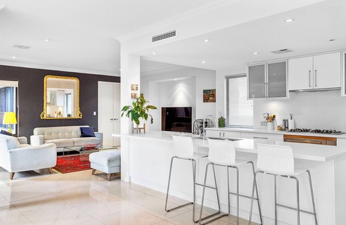 North Coogee House | Modern Double-Story Retreat - Walk to the beach