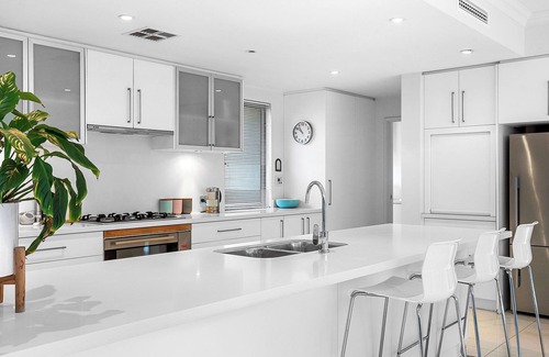 North Coogee House | Modern Double-Story Retreat - Walk to the beach