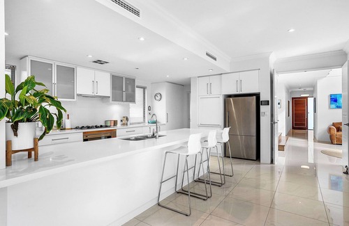 North Coogee House | Modern Double-Story Retreat - Walk to the beach