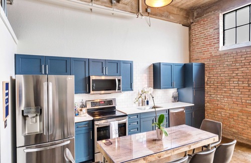 Brazos Condo | Modern Downtown Domicile