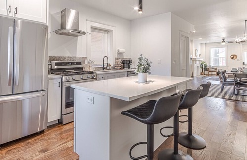 Downtown St. Louis House | Modern Downtown Haven: Near STL Zoo, Arch & Park