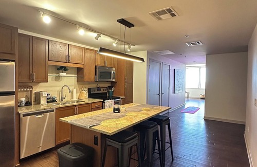 Downtown Dallas Apartment | Modern Downtown High-Rise: Stunning Views + Steps from Hotspots