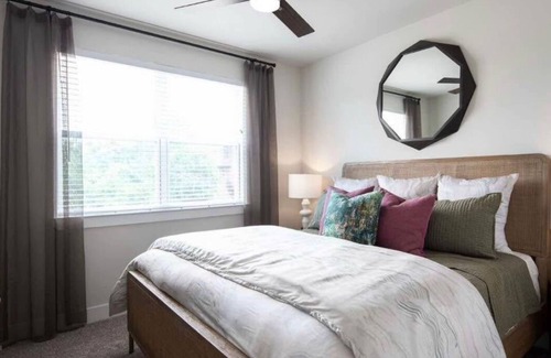 East Downtown Houston Apartment | Modern Downtown Houston Stay. Walk to Nightlife