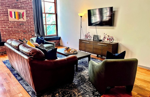 Downtown West Apartment | Modern Downtown Loft - Walk to the City Museum!