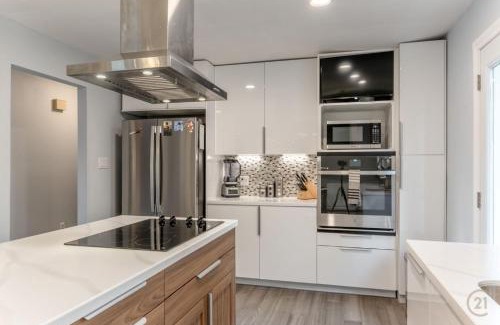 Yellowknife House | Modern Downtown Stay
