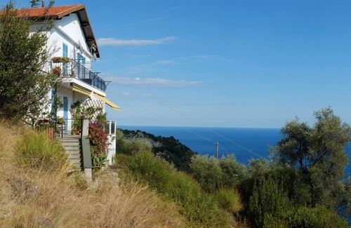 Ventimiglia House | Modern dream house with a breathtaking 180 degree view to Antibes