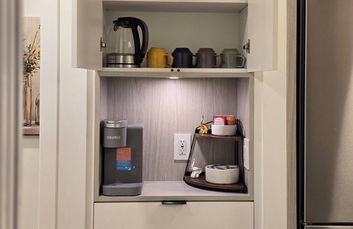 Downtown Kelowna Apartment | Modern DT Oasis | Cozy Retreat
